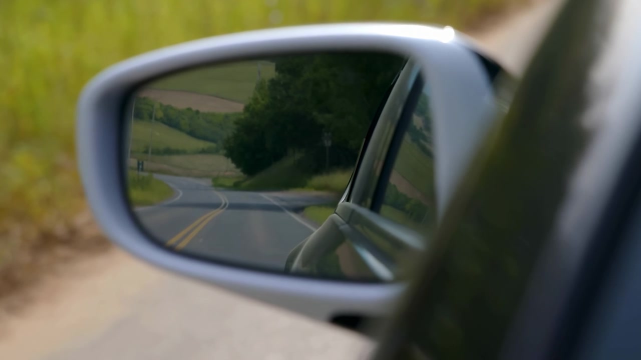 Sequenza cronologica di un viaggio da metà a fine catturata attraverso lo specchietto retrovisore lato passeggero dal 2% al 98% della clip che mostra un movimento continuo in avanti lungo.