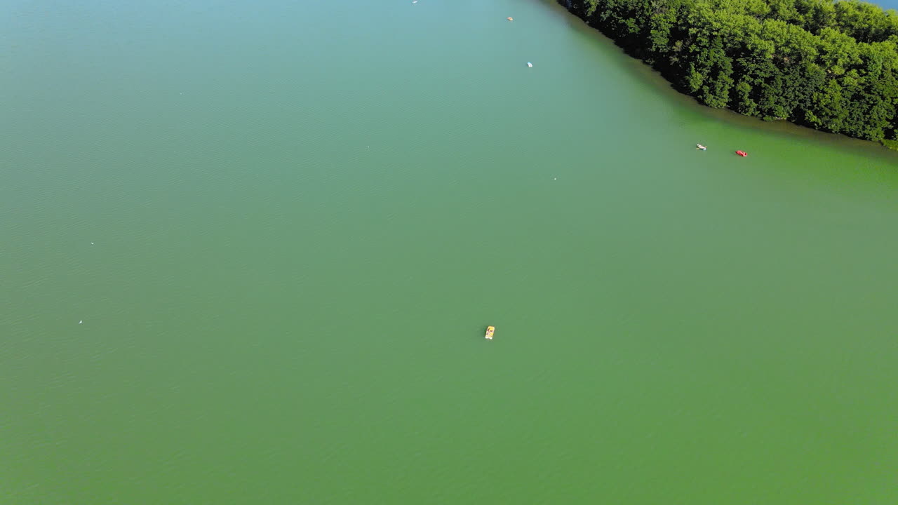 햇빛이 비치는 화창한 날 공중 비행 아름다운 녹색 자연 호수와 숲 섬