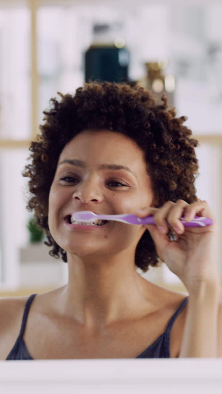 Joven cepillándose los dientes en el baño