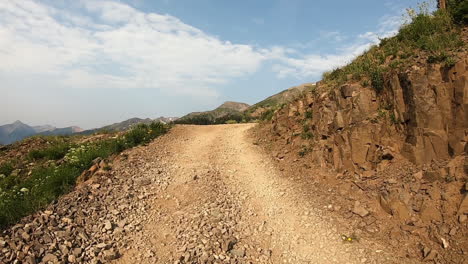 Punto-De-Vista-Mientras-Conduce-Por-El-Sendero-Del-Paso-Del-Oso-Negro