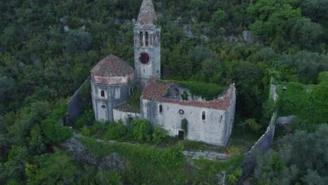 iglesia centenaria en ruinas en la bahía de kotor montenegro, imagen aérea