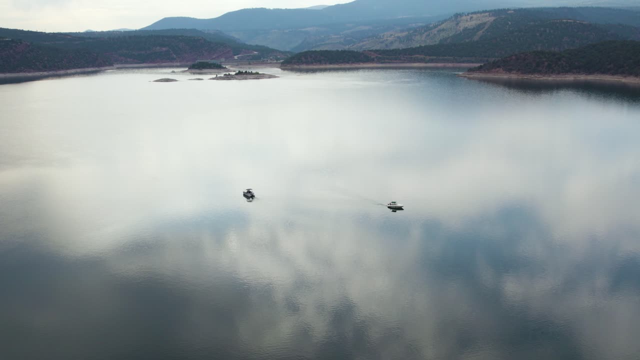 불타는 협곡 저수지, 와이오밍, 미국에서 보트와 호수 수면에 아름다운 하늘 반사 - 공중 샷
