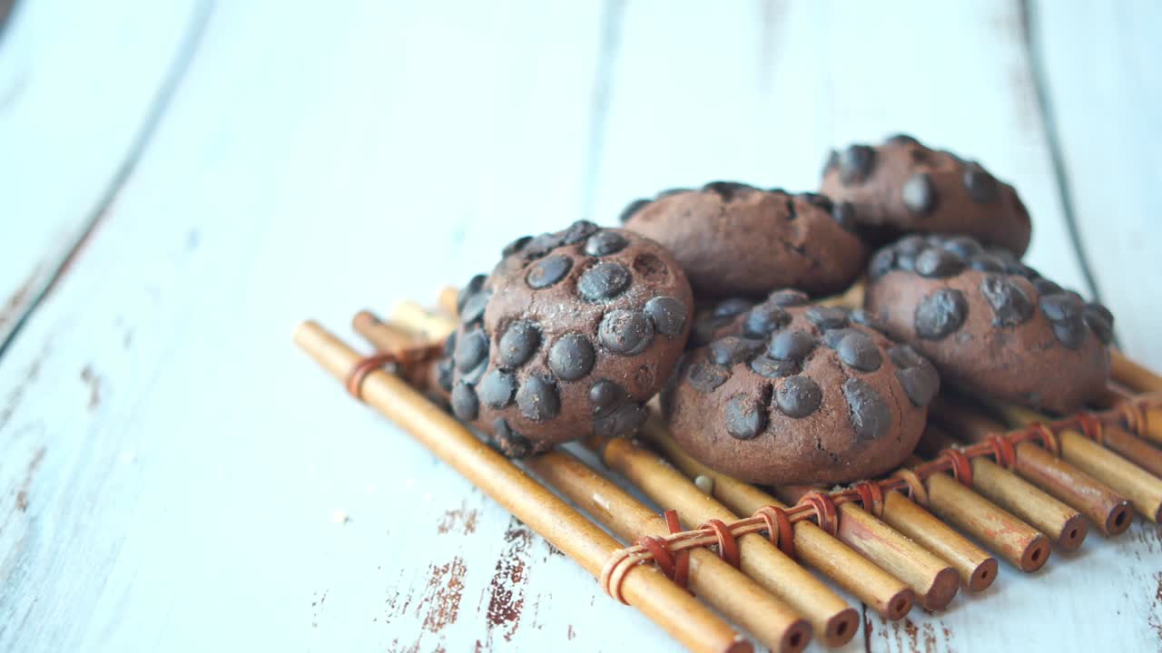 шоколадные печенье на деревянном подносе