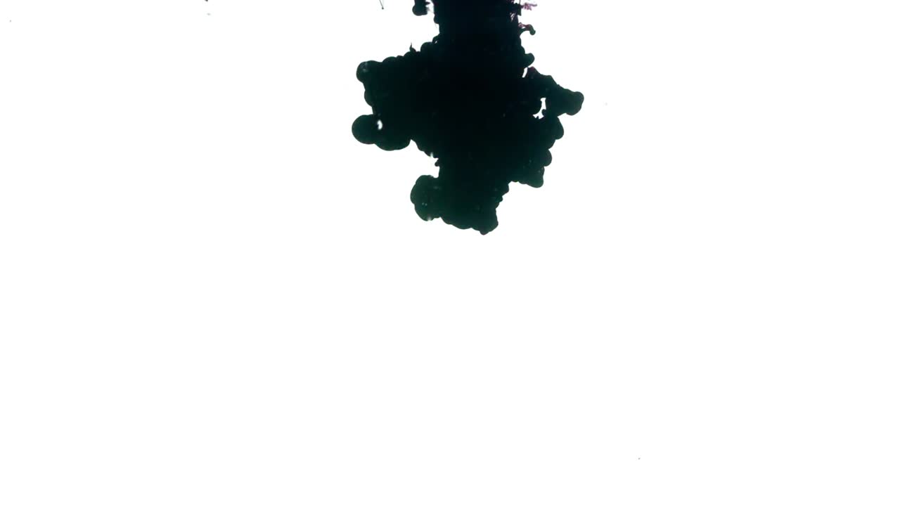 gotas de tinta en el agua