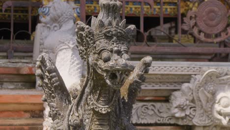 Una-Detallada-Escultura-De-Piedra-En-El-Templo-Pura-Gunung-Kawi-Sebatu,-Bali,-Indonesia,-Que-Muestra-La-Exquisita-Artesanía-Del-Arte-Tradicional-Balinés.