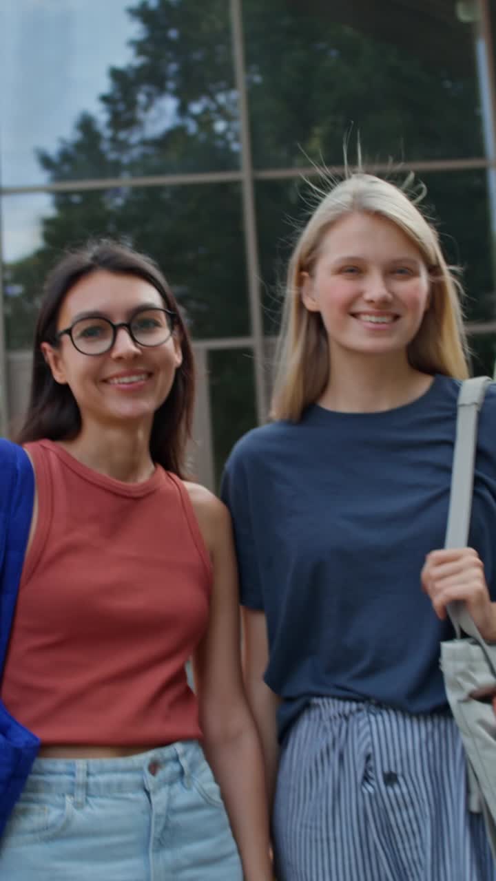 Gruppe af forskellige studerende, der går på campus