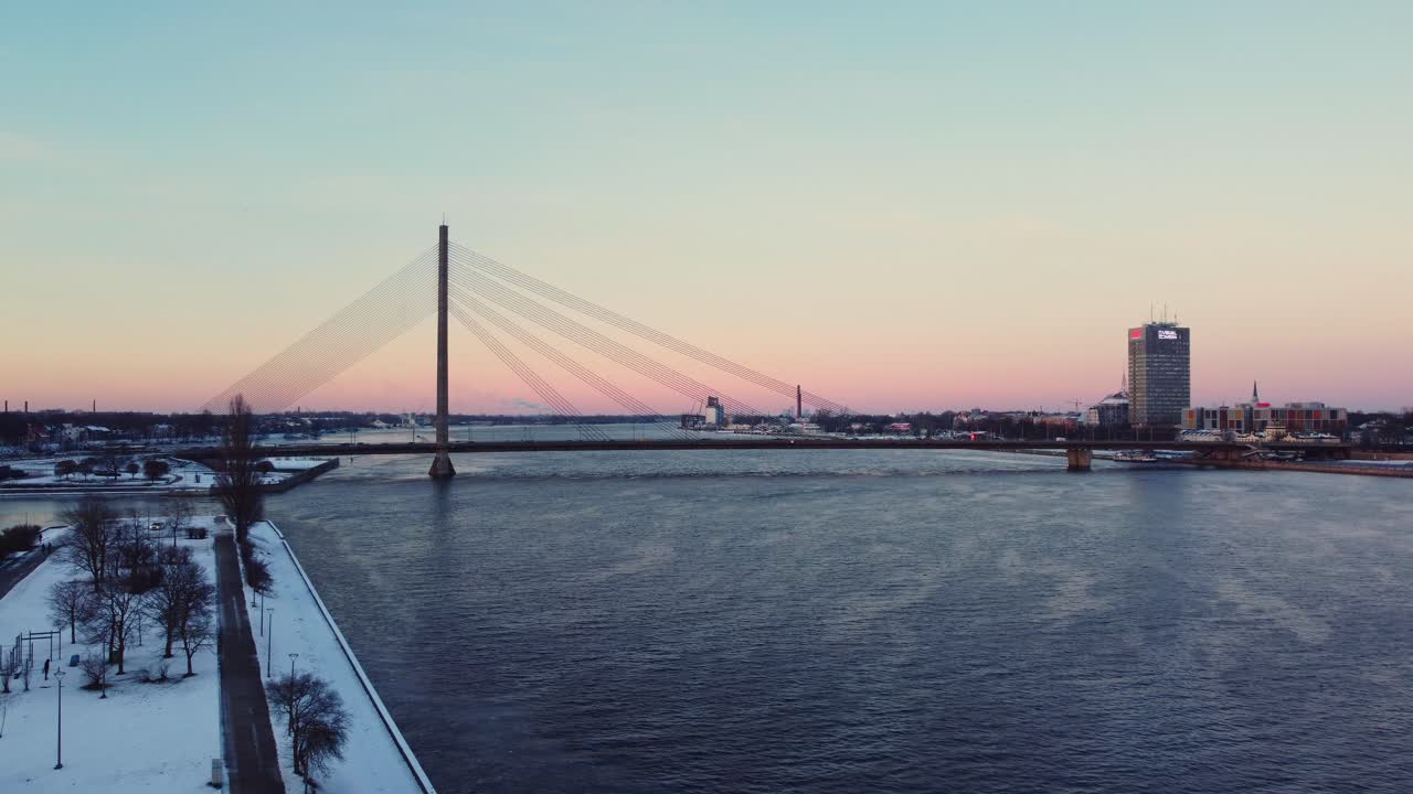 puente vanšu sobre el río daugava en riga, letonia, vista de drones en invierno
