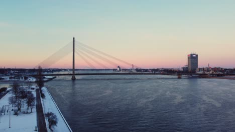 Puente-Atirantado-Sobre-El-Río-Daugava-En-Riga,-Letonia,-Vista-De-Drones-En-Invierno