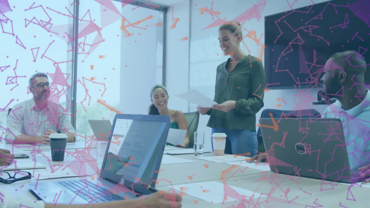 animación de la red de conexiones entre diversas personas de negocios en la oficina