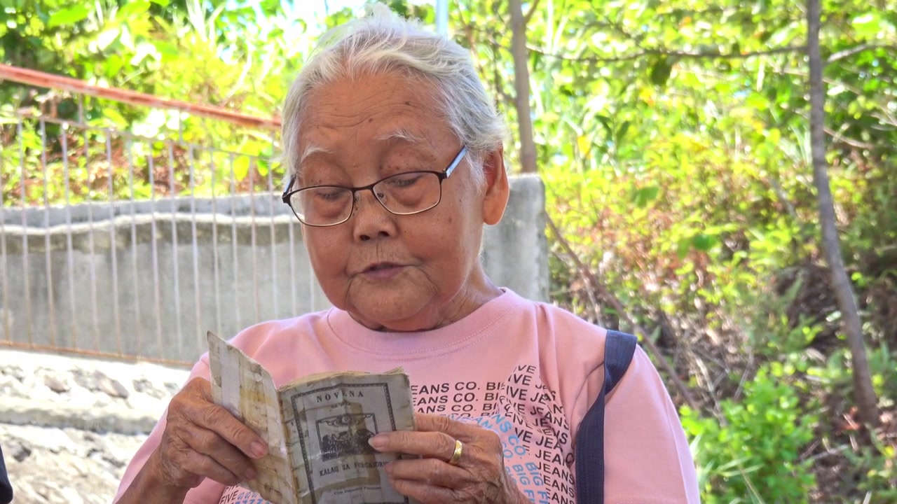 愛する故人の40日忌に祈りを捧げるために雇われたプロの女性。フィリピンで撮影。2023年8月30日。