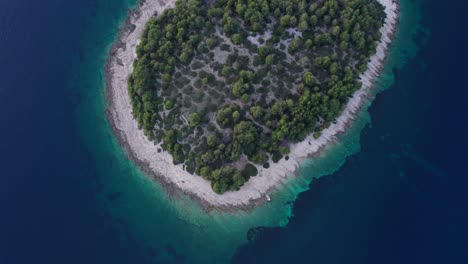 Pequeña-Isla-Mediterránea-Natural-Rodeada-De-Agua-Azul,-Aérea,-Otocic-Smokvica-Vela