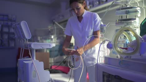 Krankenschwester-Im-Weißen-Kittel-Interagiert-Mit-Medizinischen-Geräten-In-Der-Klinik