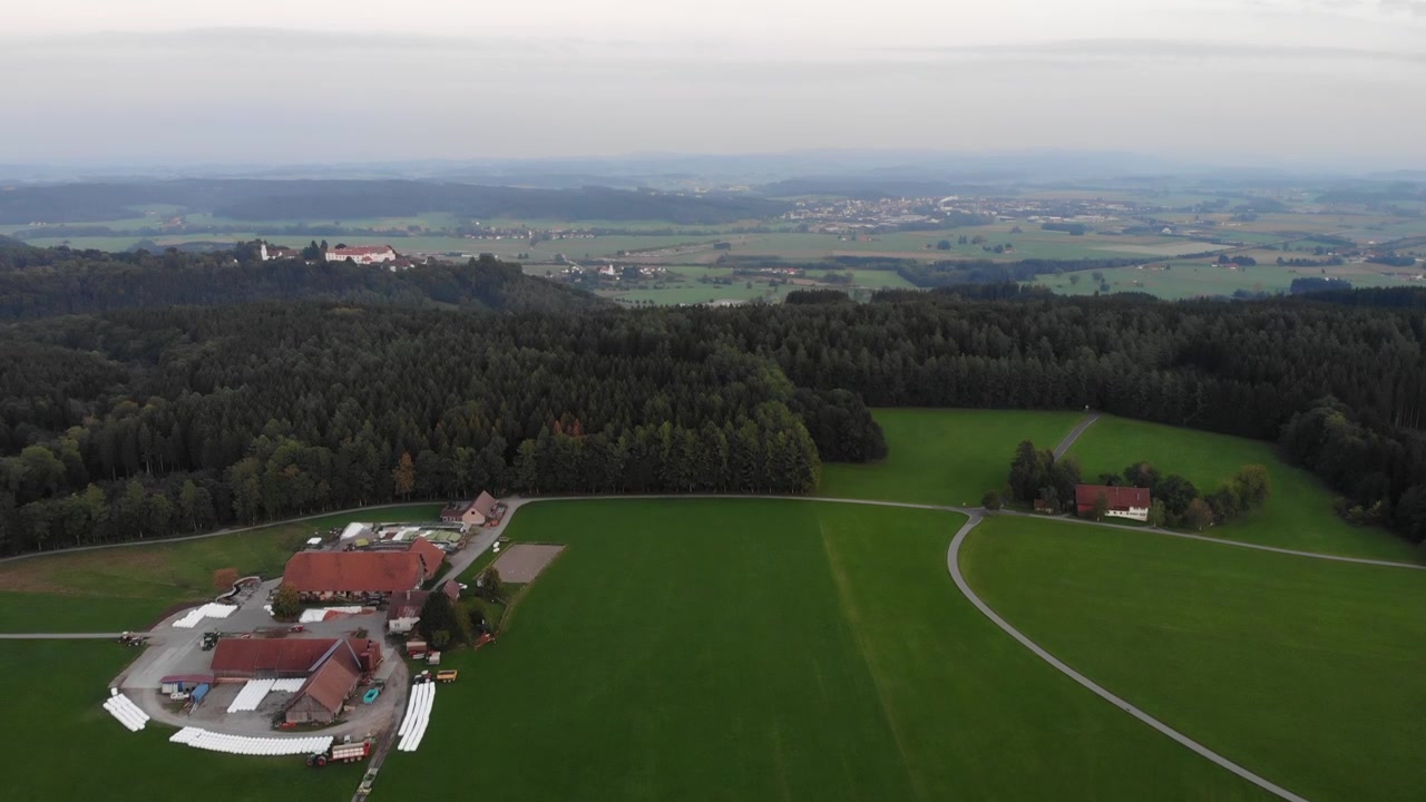 Dronekuva maaseudun Saksasta maatilan kera