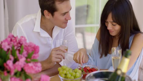 pareja bebiendo vino y comiendo fruta