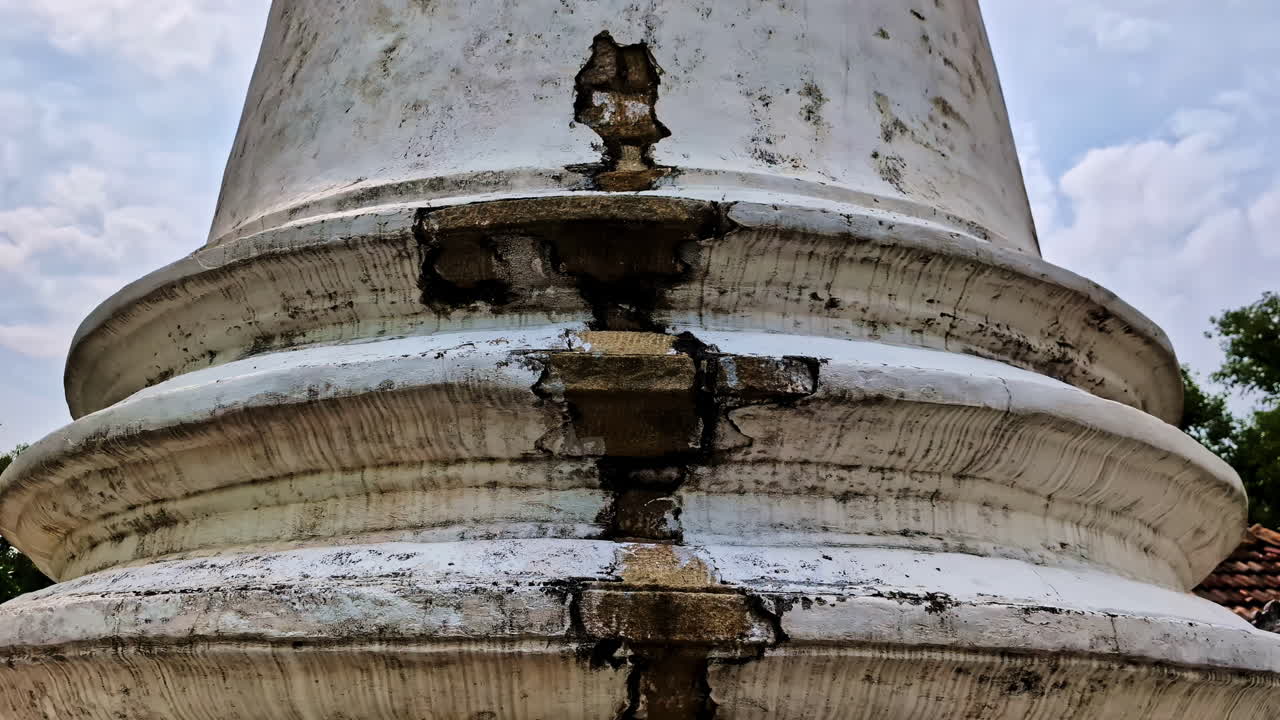 Vecchia struttura in pietra a Polgolla Shastraravinda Piriwena, Sri Lanka