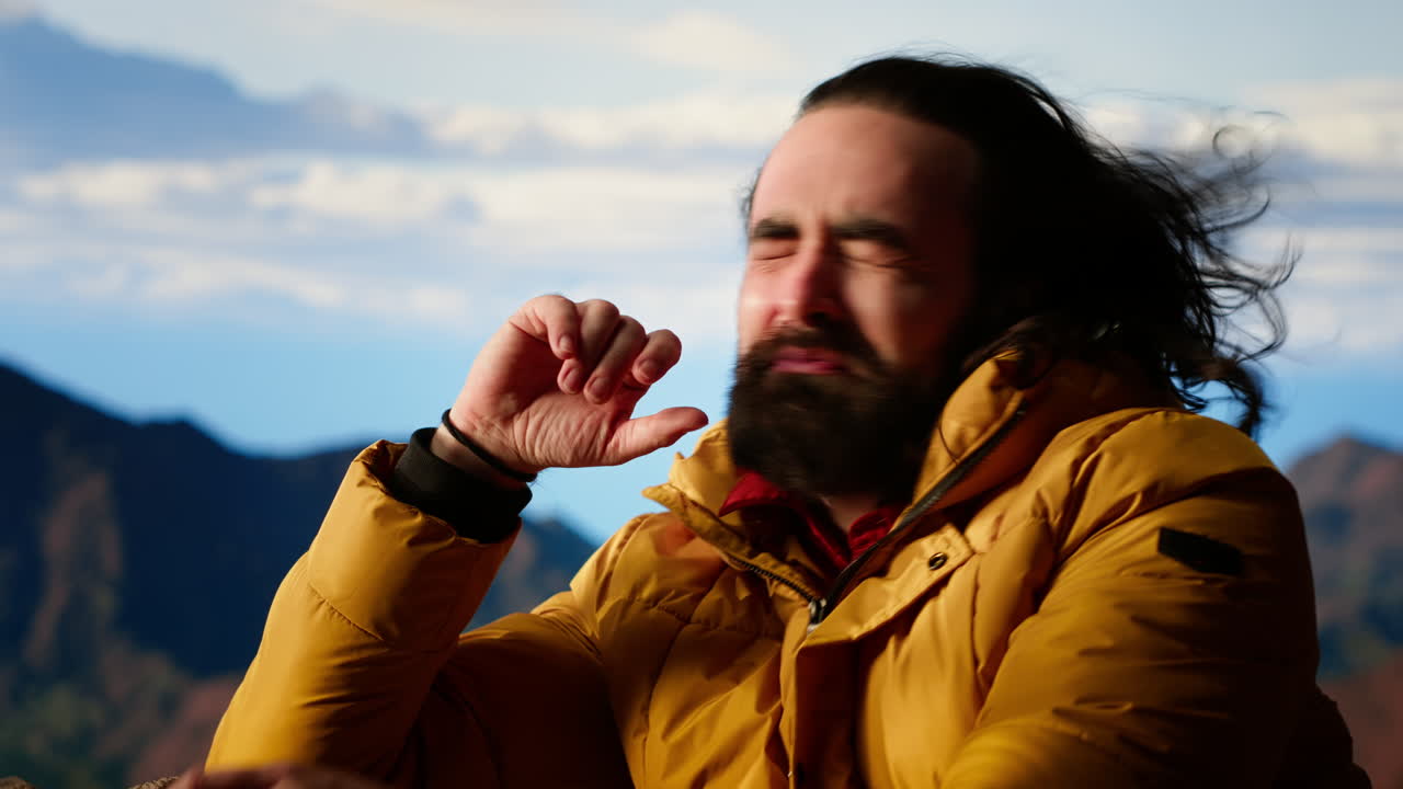 아름다운 산맥 계곡을 감상하는 남성 활동적인 트레커