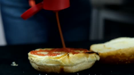 hamburguesa con ketchup exprimida