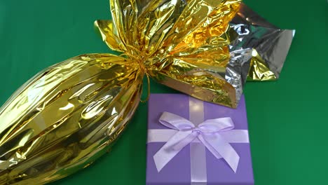 huevo de pascua con un regalo.