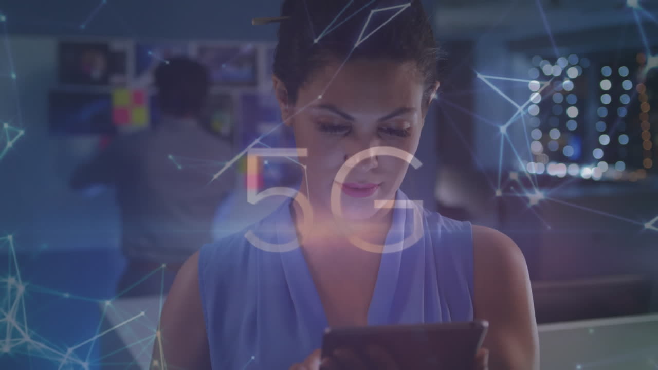 animación de texto 5g y red de conexiones sobre hombres de negocios caucásicos en la oficina.