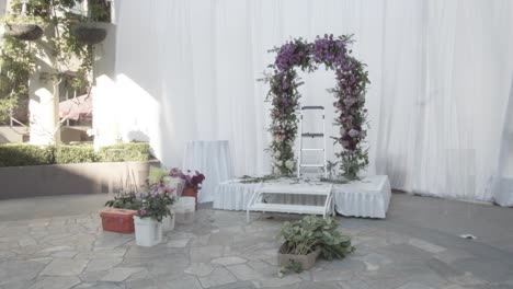 vista de cerca de un escenario de boda vacío, ceremonia de boda bajo el cielo abierto