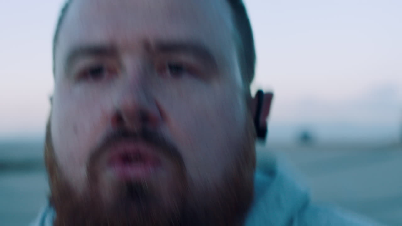 fitness, hombre y correr en la motivación para el peso