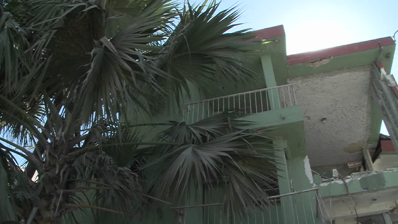 파괴적인 지진 이후 아이티의 거리에 평평한 건물