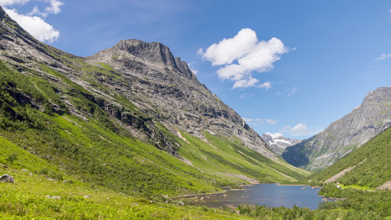 Panorerende tidsforløp av den norske dalen Norangsdalen på en vakker sommerdag