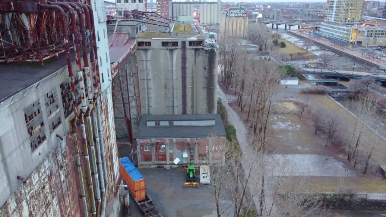 Montreal, Kanada'da terk edilmiş fabrika binasının hasarlı dış yapısının havadan drone görüntüsü