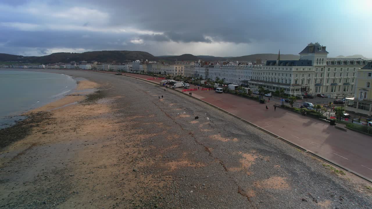 Matalalta kuvattu dronekuva Llandudnosta.