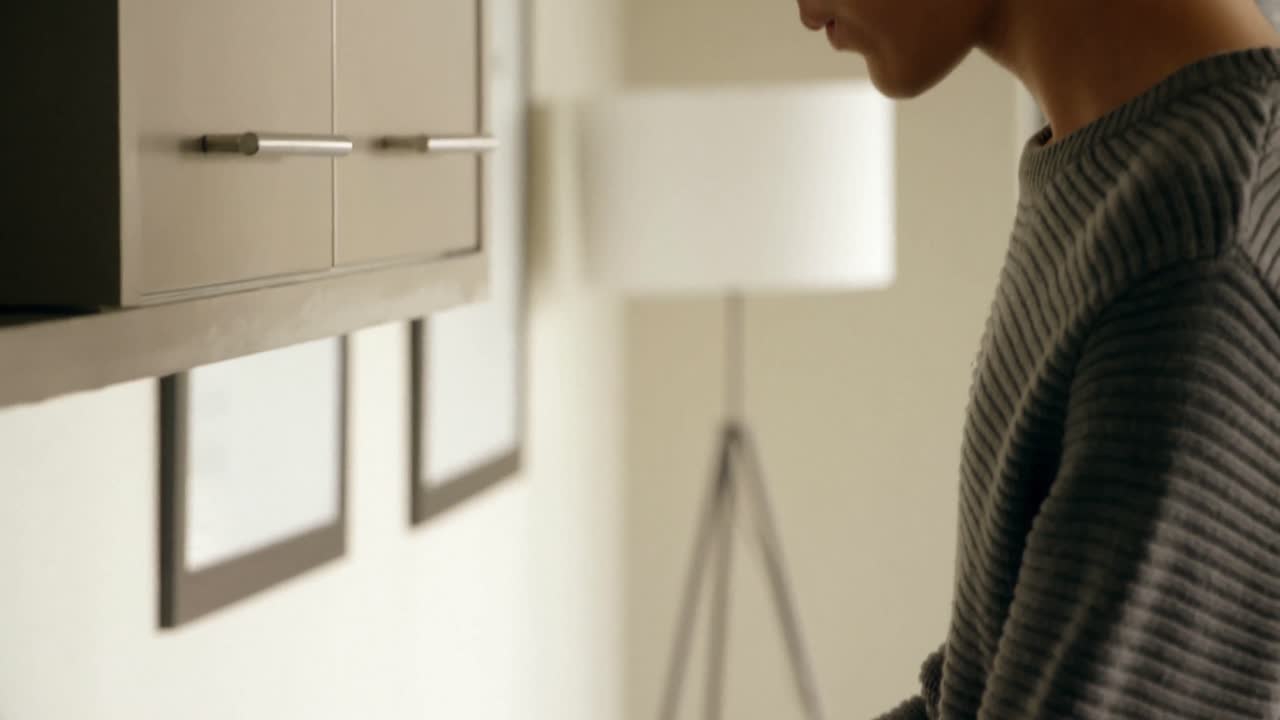 hombre usando la máquina cafetera en casa 4k