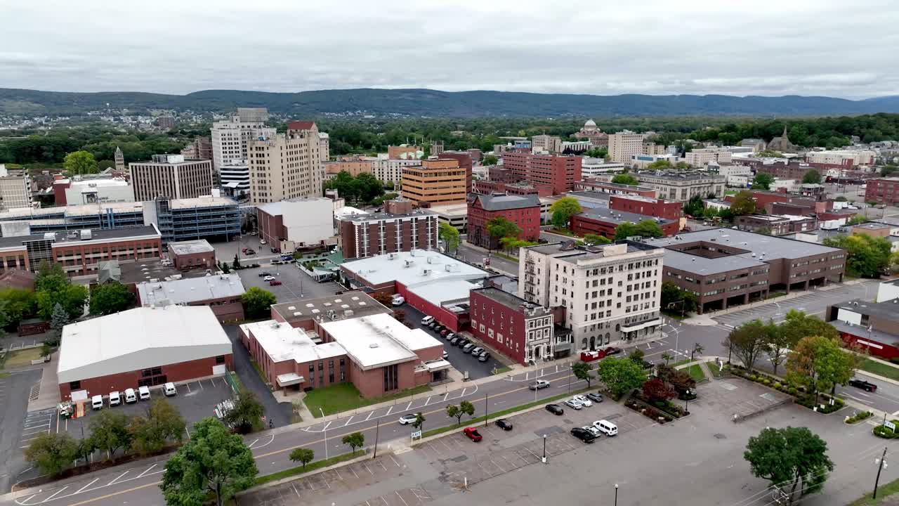 Rapida ripresa aerea in allontanamento di Wilkes-Barre, Pennsylvania.