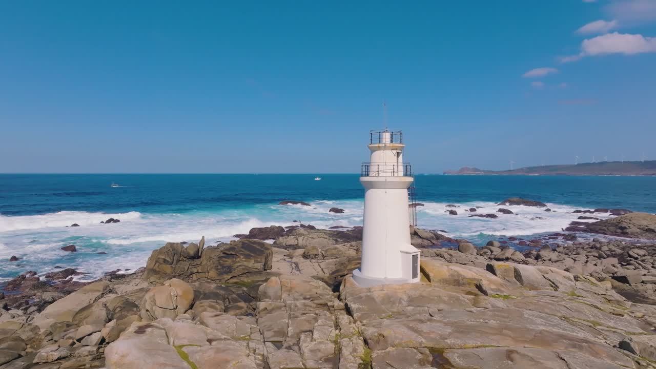 взгляд с воздуха на фаро де муксиа в дневное время в корунье, испания