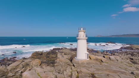 Vista-Aérea-Del-Faro-De-Muxía-Durante-El-Día-En-A-Coruña,-España