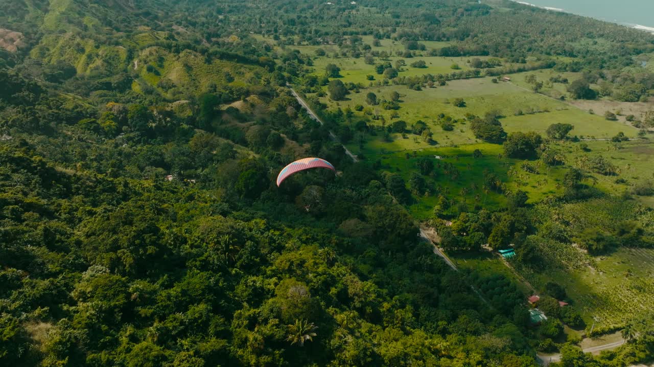 콜롬비아 산과 바다를 통해 패러글라이더를 쫓는 공중 전망