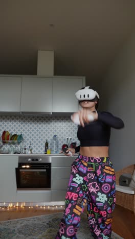 mujer jugando un juego de vr y bailando en una cocina