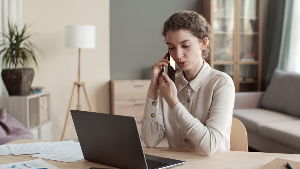mujer ocupada trabajando desde casa