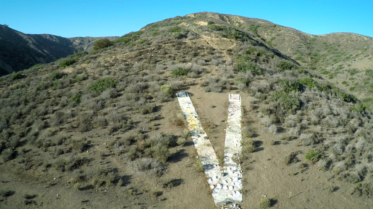 벤추라 캘리포니아 1의 언덕에 있는 역사적인 v를 통해 공중 촬영