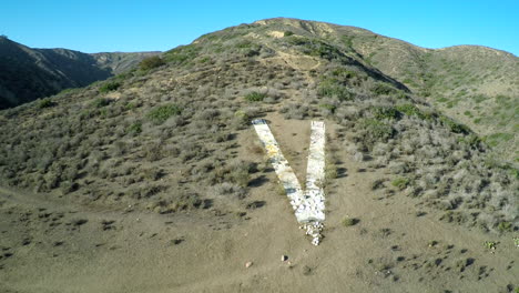 Toma-Aérea-Sobre-La-Histórica-V-En-Una-Ladera-En-Ventura-California-1