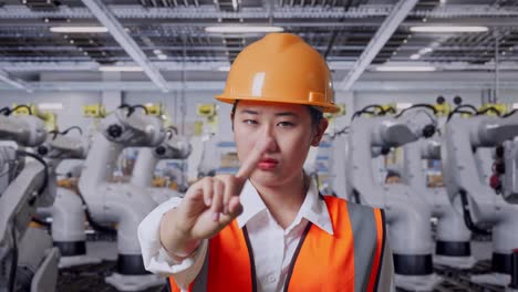 robot para detener al trabajador de la fábrica