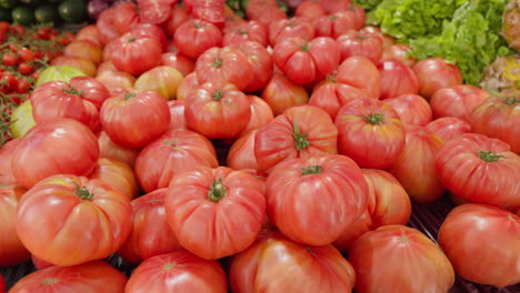 tomates frescos orgánicos en exhibición en un vibrante puesto de mercado