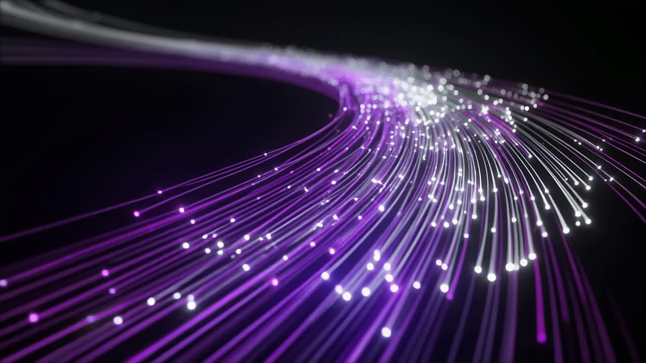 Líneas de fibra óptica púrpura resplandecientes transmitiendo datos digitales