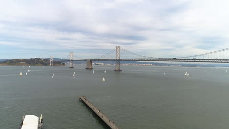 puente de la bahía en san francisco con veleros