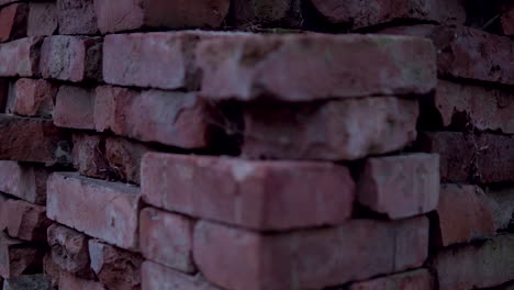 montón de viejos ladrillos de ruina colocados al aire libre para la construcción