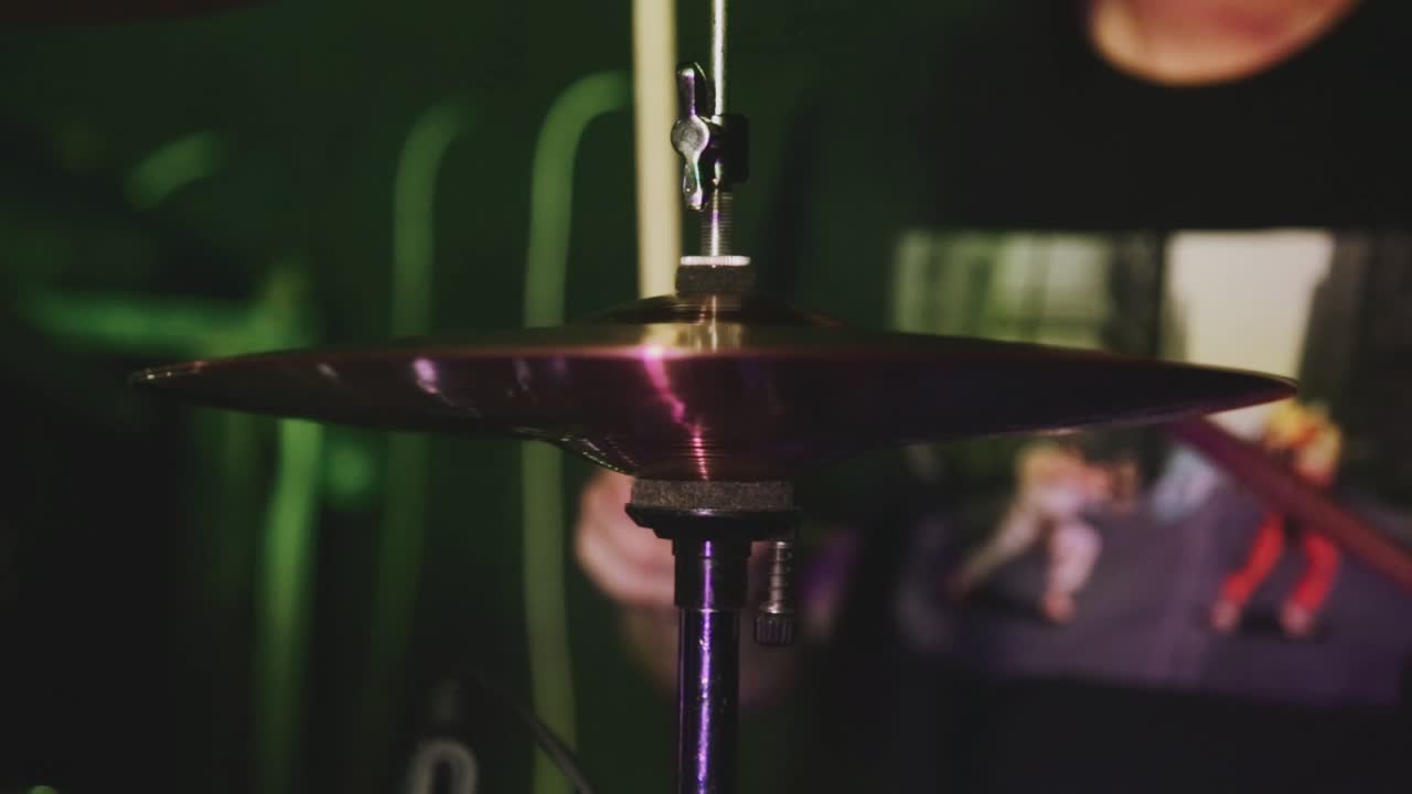 vista más cercana de una filmación de comenzar y jugar con crymbal