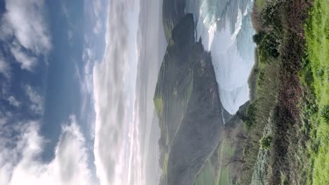 rocas verticales en el océano lavadas por olas espumosas