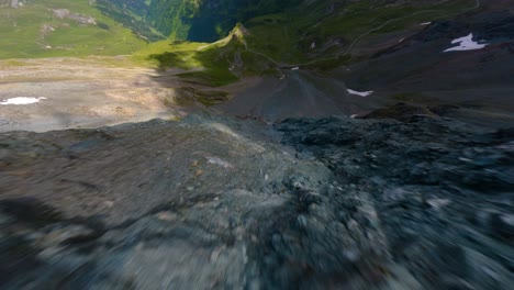 Vuelo-De-Drones-FPV-A-Baja-Altitud-Por-Una-Montaña-Rocosa-De-Arriba-A-Abajo-En-La-Carretera-Alpina-Grossglockner-En-Austria