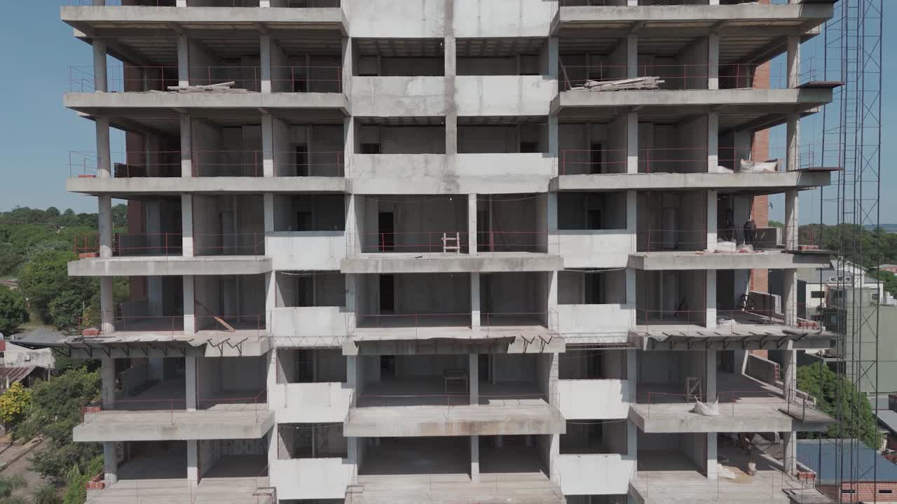 las imágenes de drones rastrean el progreso de un edificio en construcción, vista desde los pisos superiores a la bulliciosa actividad a nivel del suelo, capturando cada detalle de la estructura en evolución