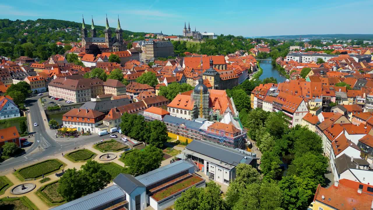Video aereo con drone 4K di gru edili nel centro storico di Bamberg, Germania