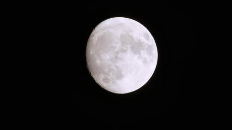 Luna-Llena-De-Superluna-Gris-Blanca-Y-Limpia-Con-Cráteres-Y-Líneas-Visibles-En-La-Superficie