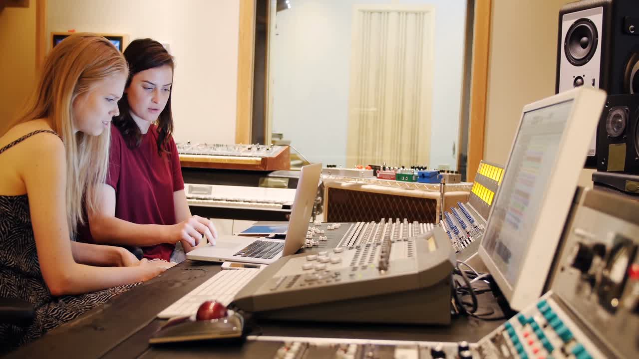 사운드  ⁇ 서를 사용하는 여성 오디오 엔지니어